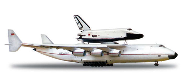 Ан-225 с многоразовым космическим кораблем 
