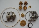 Коллекция древних золотых и серебряных серег и фибул